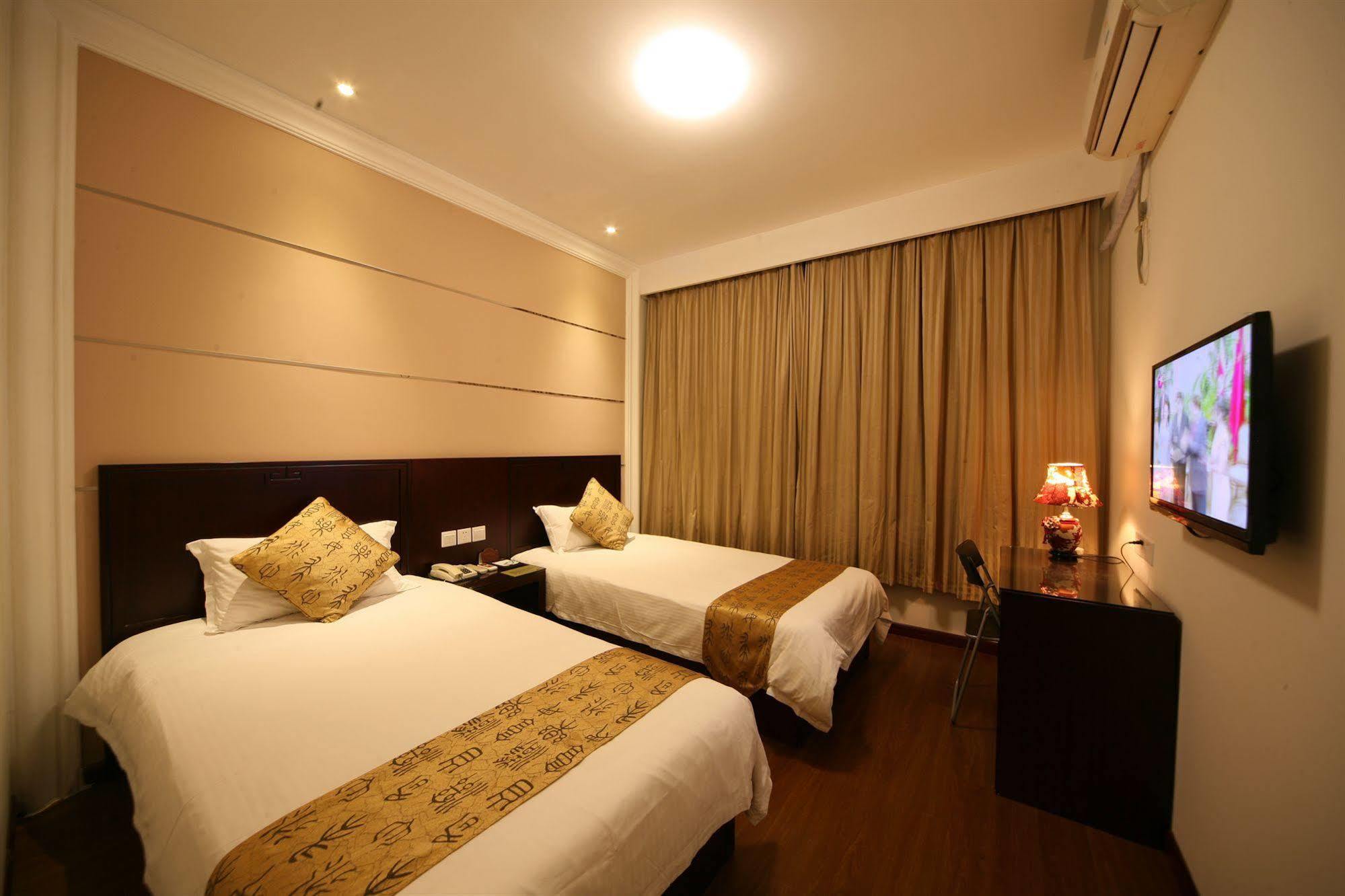 Hotel Baolong Homelike - Zhongshan Branch 2*